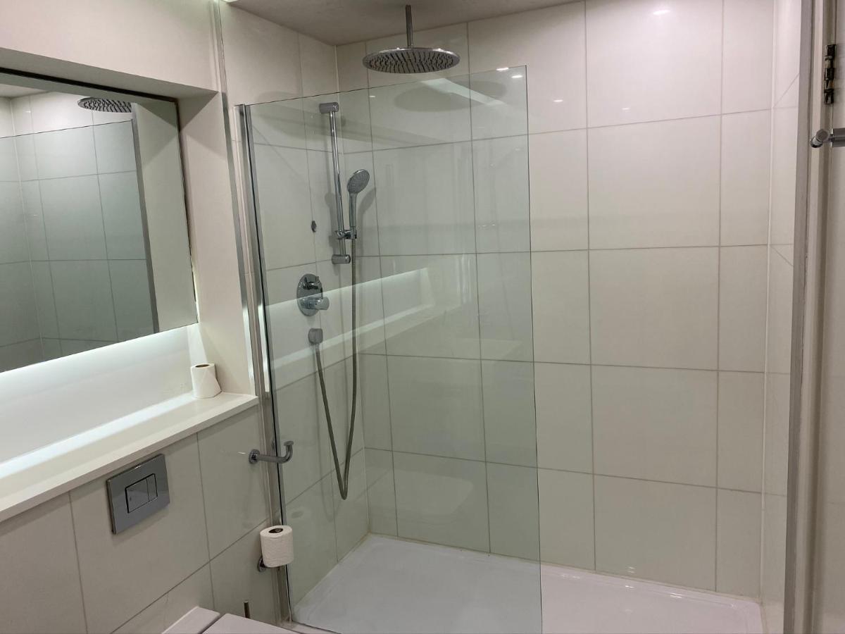Axiom Park Hotel Лондон Екстериор снимка