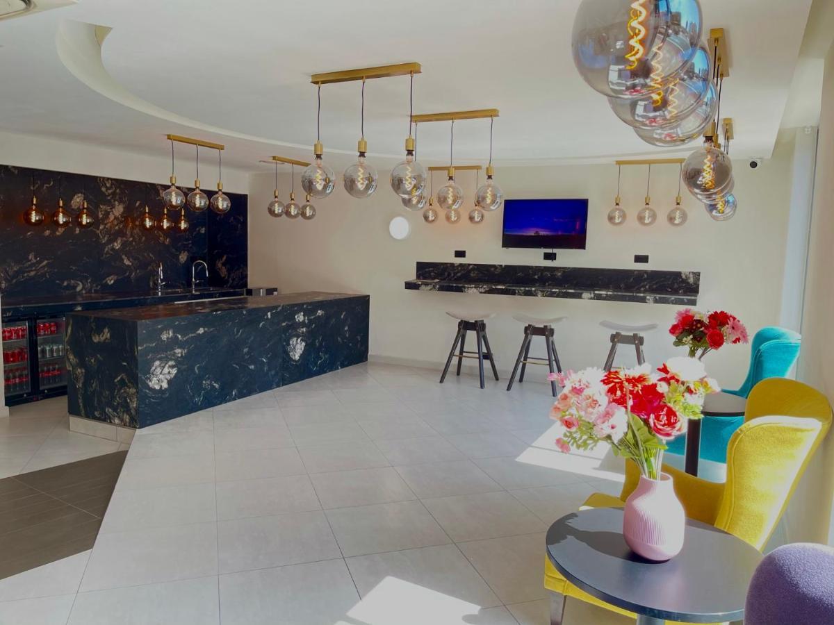 Axiom Park Hotel Лондон Екстериор снимка
