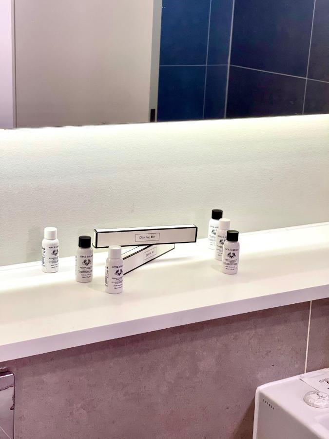 Axiom Park Hotel Лондон Екстериор снимка