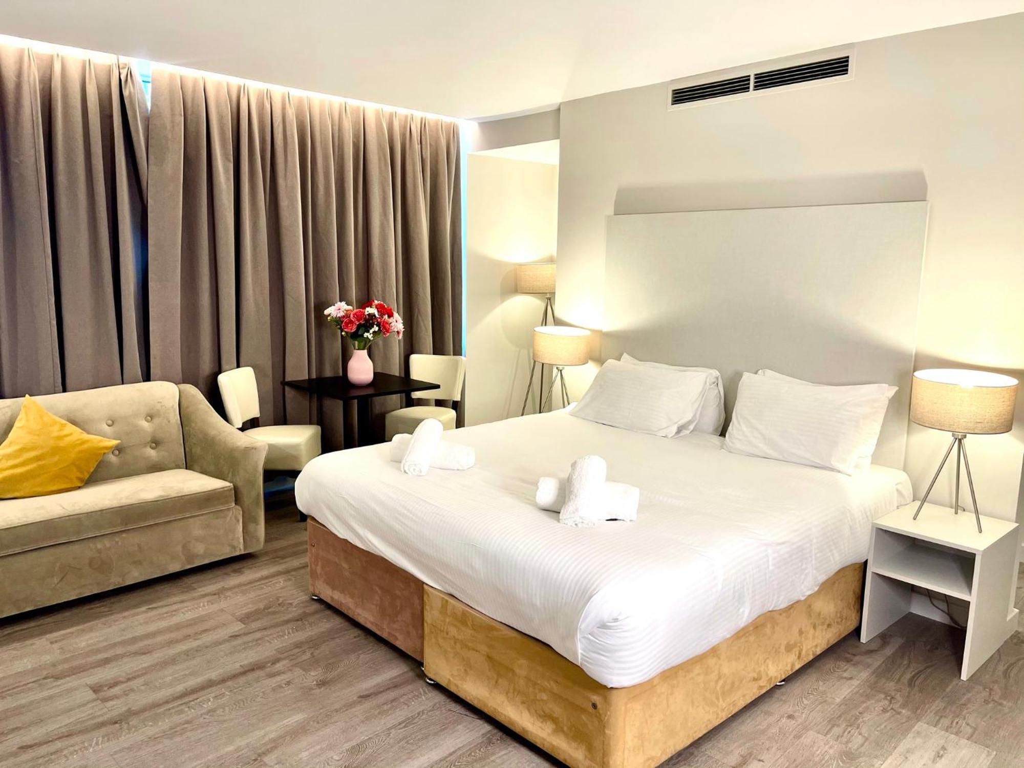 Axiom Park Hotel Лондон Екстериор снимка