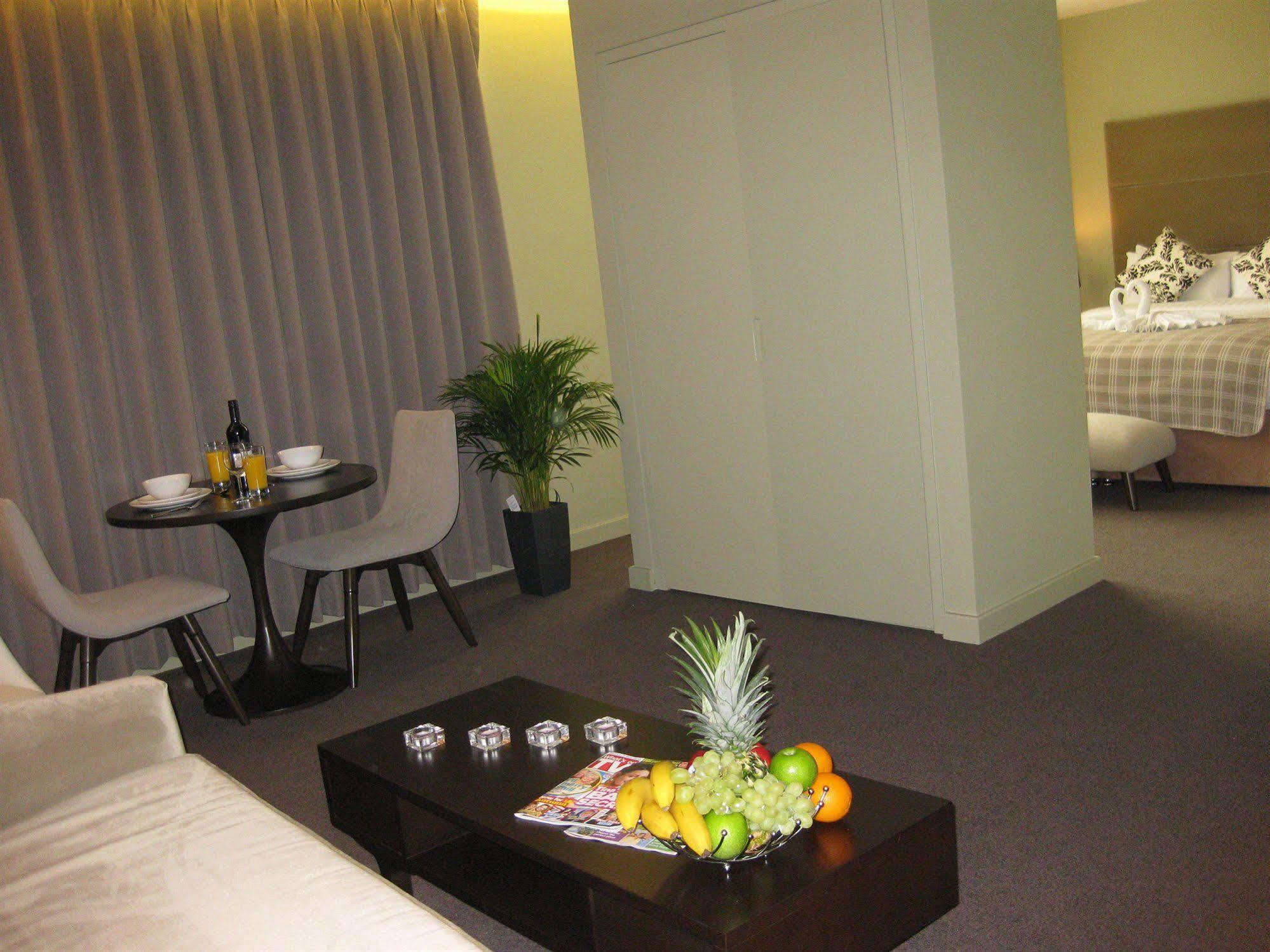 Axiom Park Hotel Лондон Екстериор снимка