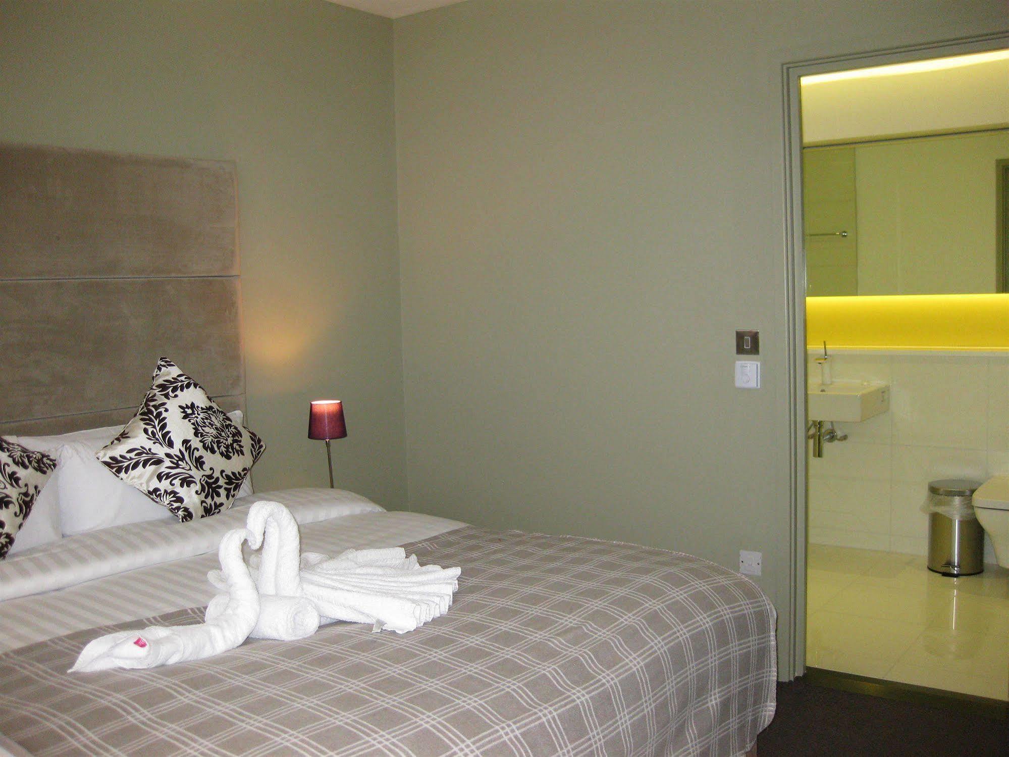 Axiom Park Hotel Лондон Екстериор снимка